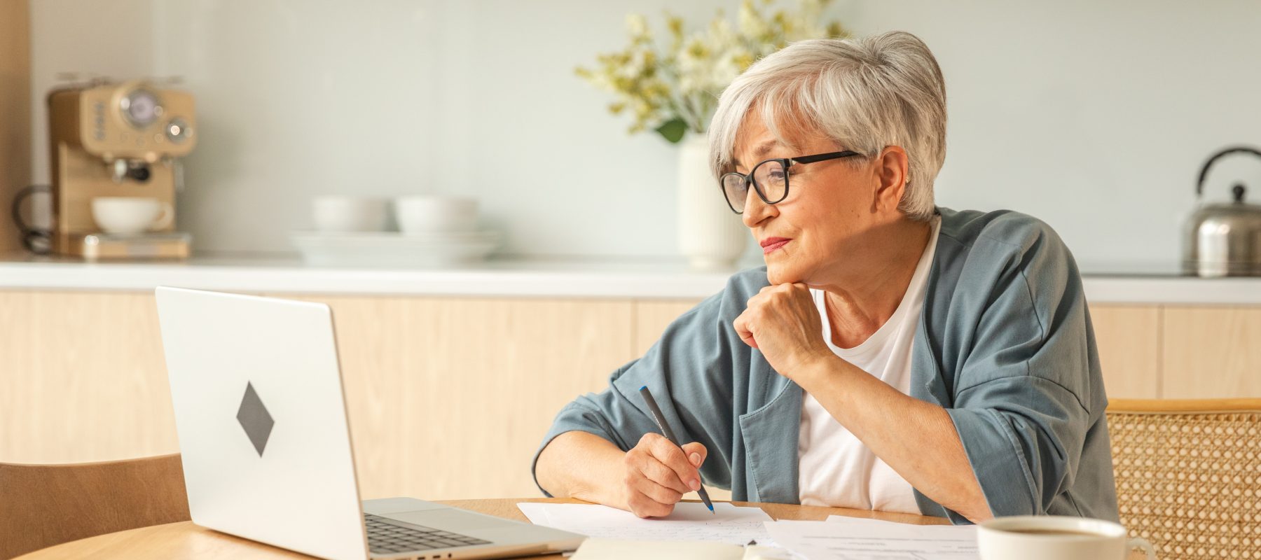 Femme assistant à une conférence en ligne
