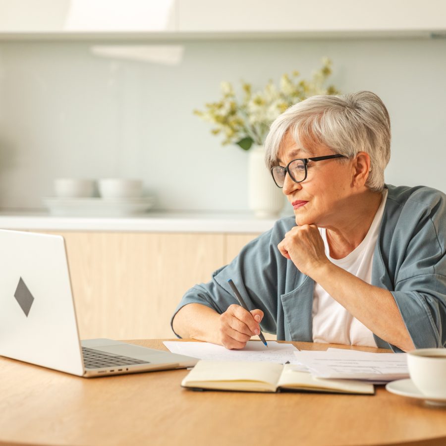 Femme assistant à une conférence en ligne